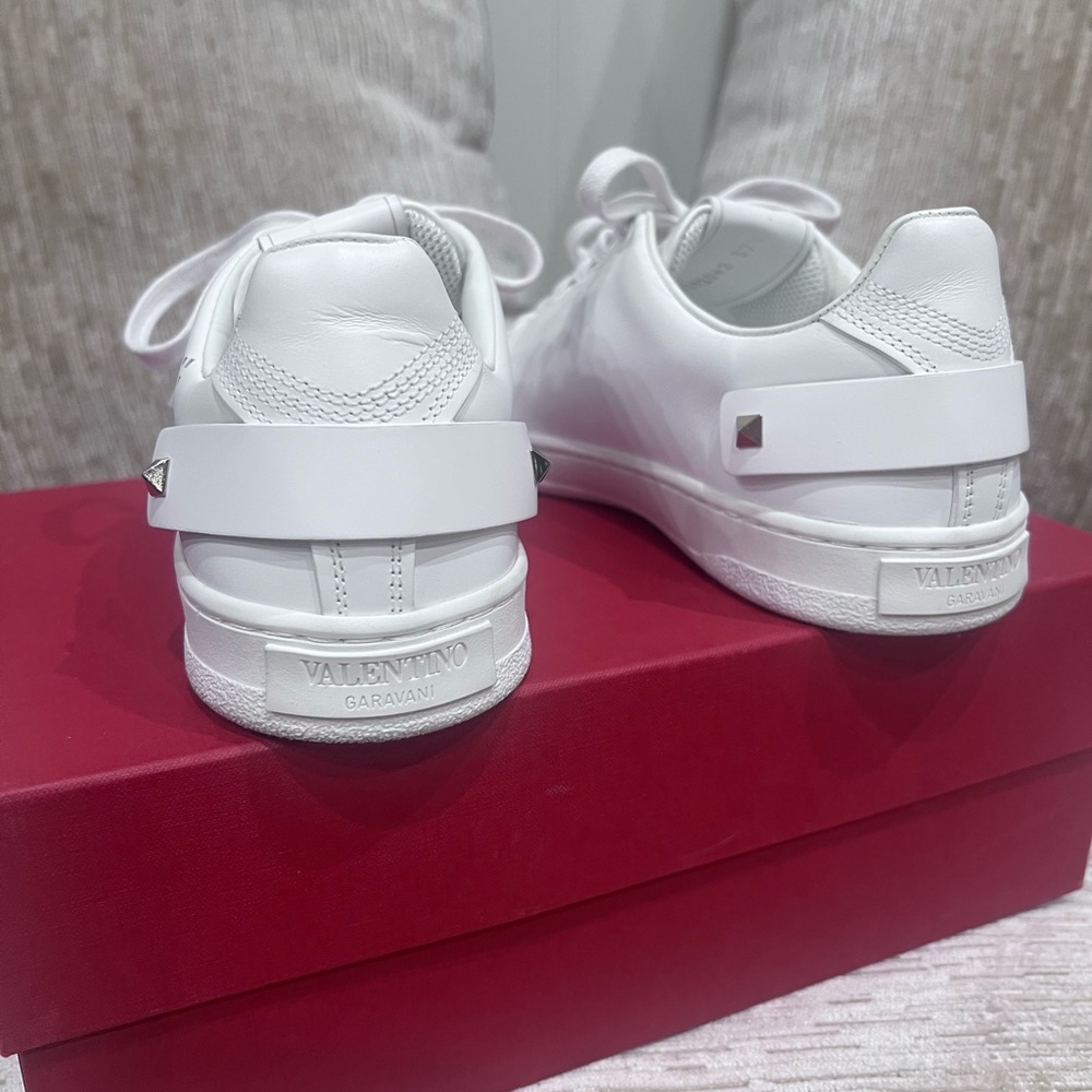 Valentino Garavani size 7.5 leather sneakers. - Picture 4 of 10